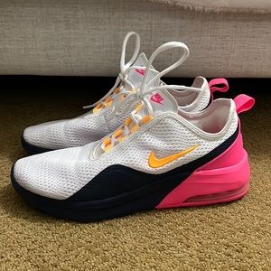 Womens Nike Air tennis shoes barely worn size 10 great condition